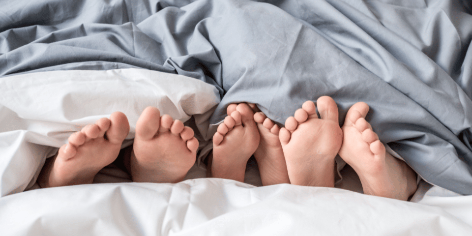 Bettdecke mit herausstehenden Füßen